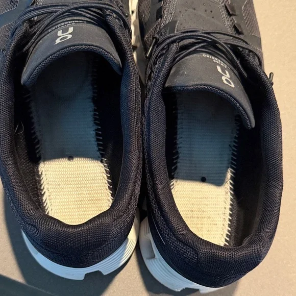 On cloud Running womens Black and White Athletic Shoes 10/42 - Picture 6 of 8